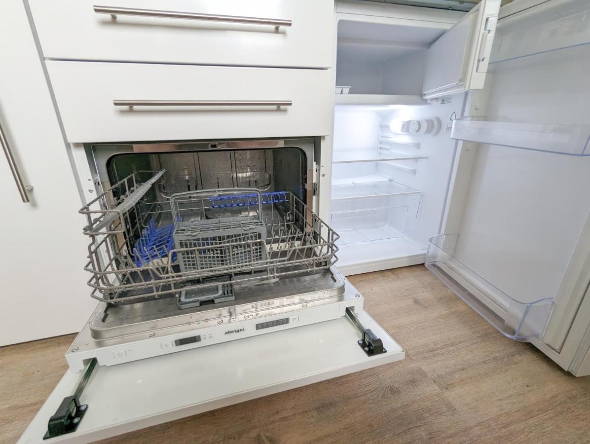 Apartment Mit Kueche, Arbeitsplatz Und Xxl Sofa Neuss Eksteriør bilde