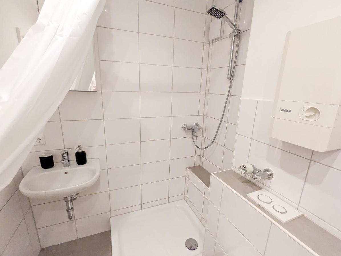 Apartment Mit Kueche, Arbeitsplatz Und Xxl Sofa Neuss Eksteriør bilde